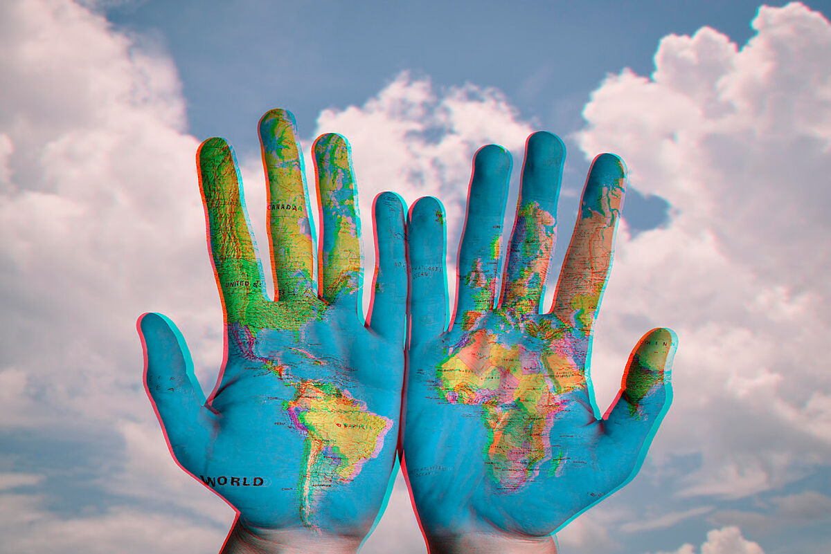 3D - World in his Hands: Anaglyphic glasses are required to view in 3D ...